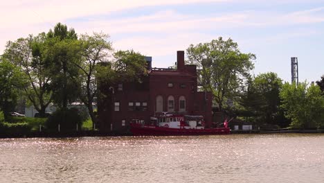 Feuerlöschboot-Sitzt-Auf-Dem-Schott-Des-Cuyahoga-River-In-Cleveland,-Ohio