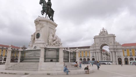 Reveal-of-the-King-Jose-statue-in-the-Commerce-Square-of-Lisbon-on-overcast-day,-Portugal,-dolly