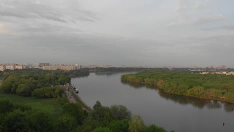 Moskau-Moska-Fluss-Und-Kirche-Von-Kazan-4k-Von-Einer-Drohne-Am-Nachmittag