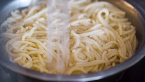 Spülen-Sie-Einen-Topf-Spaghetti-In-Der-Küchenspüle-Aus