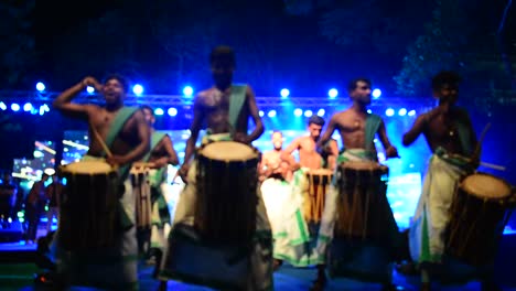 Un-Grupo-De-Artistas-Interpretando-Chenda-Melam-singari-Melam-En-Un-Festival-Universitario-De-Arquitectura-En-Kerala