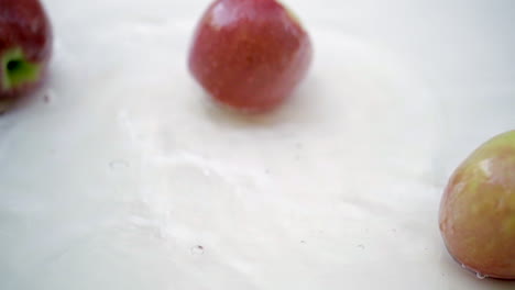 Slomo-Von-Äpfeln-Im-Wasser-Auf-Weißem-Hintergrund