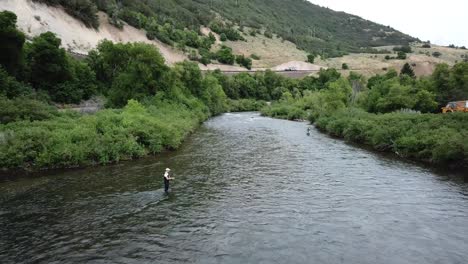 Disparo-De-Drones-Acercándose-A-Un-Hombre-Pescando-Con-Mosca-En-El-Río-Provo-En-Las-Montañas-De-Utah
