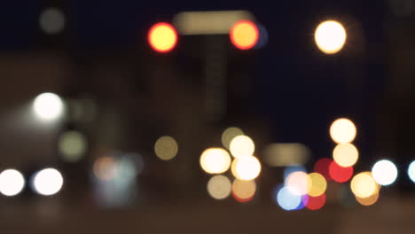 Out-of-focus-traffic,-in-the-city,-at-night
