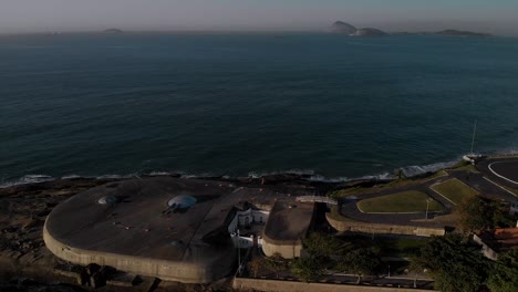 Vista-Aérea-Inclinada-Sobre-El-Fuerte-Militar-Histórico-Y-El-Museo-De-Copacabana-En-Río-De-Janeiro-Con-Las-Cúpulas-Canónicas-En-La-Parte-Superior-Del-Búnker-Al-Amanecer