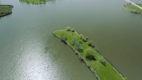 Aerial-shot-of-a-small-peninsula-on-Tampier-Slough-lake-in-the-western-suburbs-of-Chicago,-Illinois-near-Lemont