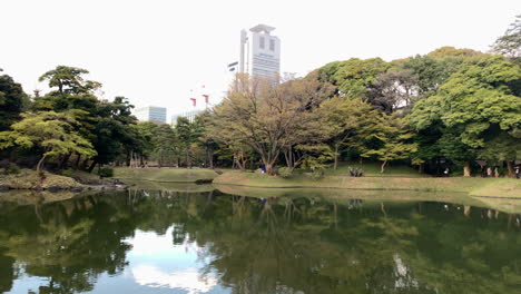 Panorámica-De-Los-árboles-Y-El-Lago-En-El-Jardín-Botánico-De-Koishikawa,-Japón
