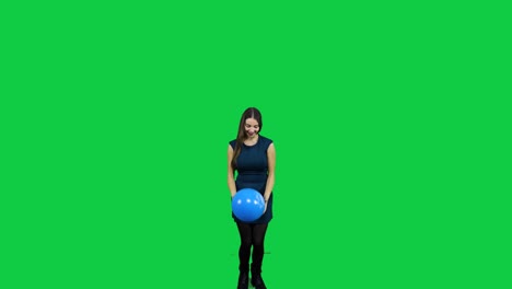 Mädchen,-Das-Mit-Dem-Ballon-Vor-Einem-Grünen-Bildschirm-Spielt