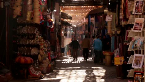 Blick-Auf-Die-Medina-Und-Die-Straßen-Von-Marrakesch,-Marokko,-Mit-Einheimischen,-Die-Eine-Gasse-Entlang-Gehen