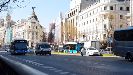 Establishing-shot-of-the-Metropolis-building-with-traffic-passing,-Madrid,-Spain