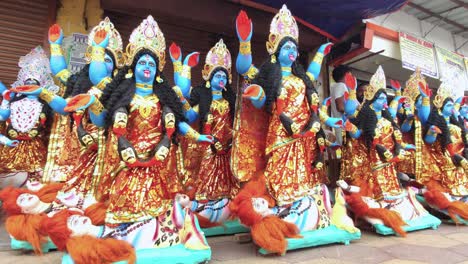 Completed-Indian-goddess-Maa-Kali-idols-being-sold-in-Indian-market,-slow-smooth-camera-movement