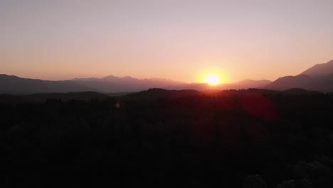 Schöne-Goldene-Aussicht-Auf-Den-Sonnenuntergang-In-Den-Alpen