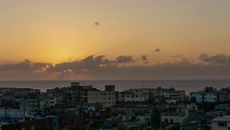 Wunderschöne-Zeitrafferaufnahme-Aus-Der-Luft-Des-Wohnviertels-In-Der-Altstadt-Von-Havanna,-Der-Hauptstadt-Kubas,-Während-Eines-Farbenfrohen-Und-Bewölkten-Sonnenuntergangs