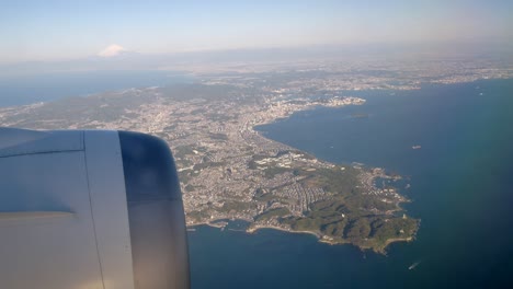 Blick-Aus-Der-Kabine-Des-Flugzeugs-Während-Der-Annäherung-An-Den-Flughafen-Tokio-sehen-Sie-Japans-Land-Und-Den-Japanischen-Hafen-Im-Hintergrund-Am-Frühen-Morgen-Im-Frühling