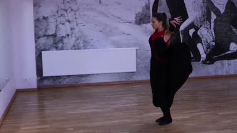 Professionelle-Tänzerin-Tanzt-Auf-Der-Tanzfläche-Vor-Dem-Spiegel