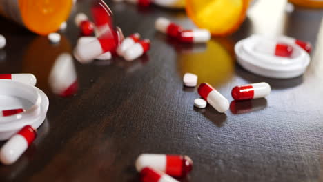 Verschreibungspflichtige-Medikamente,-Antibiotika,-Schmerzmittel-Und-Apothekenflaschen-Fallen-Auf-Einen-Tisch