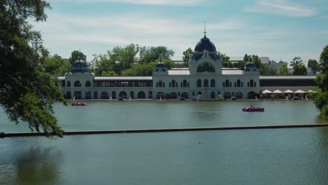 Városligeti-Lake-City-park,-more-people-on-paddling-boats