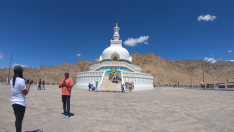 Zeitraffer-Von-Wolken-Und-Touristen,-Die-Sich-In-Und-Um-Shanti-Stupa-Bewegen,-Einem-Der-Berühmtesten-Touristenorte-In-Leh-Ladakh