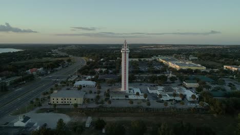 4k-60-Fps-Filmische-Drohnenaufnahmen-Des-Citrus-Tower-In-Clermont,-Florida