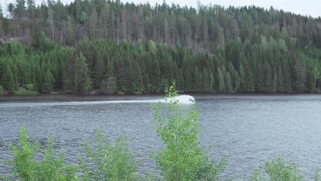 Folgende-Ansicht-Eines-Mannes,-Der-Auf-Einem-Jetski-Auf-Dem-See-In-Norwegen-Rast