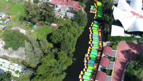 Drohnenblick-über-Den-Berühmten-Mexikanischen-See-Von-Xochimilco