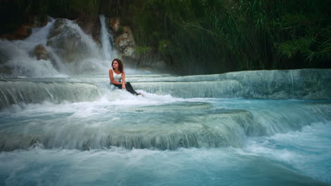 Cinemagraph-of-a-young-woman-sitting-in-thermal-hot-springs-in-Saturnia,-Italy