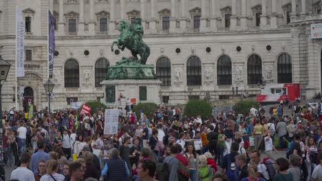 Multitudes-De-Personas-Caminando-En-La-Plaza-Del-Héroe-Durante-Las-Protestas-Contra-El-Cambio-Climático