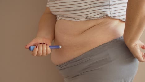 Overweight-woman-injecting-diabetes-medicine-into-her-stomach