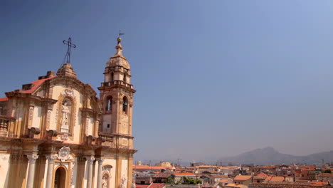 Iglesia-Barroca-Con-Campanario-Contra-Cielos-Azules-Claros-Y-Tejados-En-Siracusa,-Sicilia