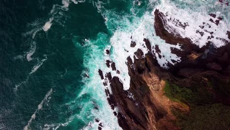 Ocean-Waves-Crash-on-Rock-Cliff-in-Big-Sur-Cali,-Wide-Overhead-Drone-Shot