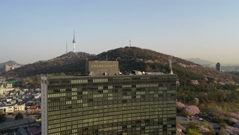 Das-Grand-Hyatt-Hotel-In-Seoul,-Korea-Und-Der-Ytn-Namsan-Seoul-Tower