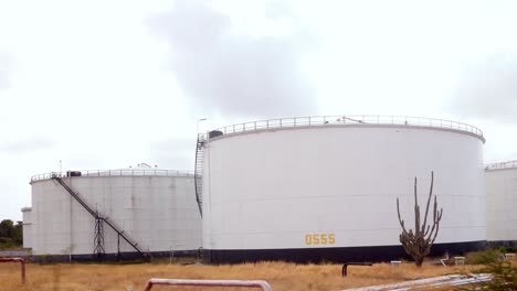 Fahren-Sie-An-Einem-Öltank-Auf-Dem-Raffineriegelände-Vorbei,-PDVSA---Isla-Curacao