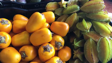 Frutos-De-Carambola-Y-Cocona-Expuestos-En-Una-Caja-En-Un-Supermercado-Listos-Para-Vender