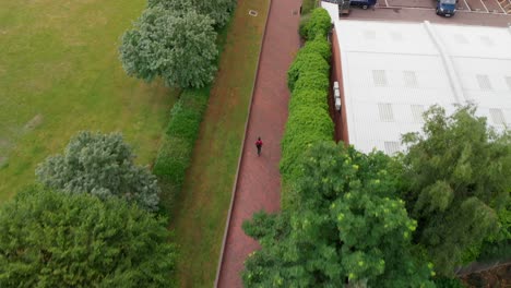 Luftaufnahme:-Mann-Läuft-Durch-King-George&#39;s-Park-In-London,-Großbritannien