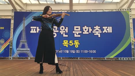 An-artist-plays-the-electronic-violin-at-a-festival-in-Mokdong,-Yangcheon-gu,-Seoul,-South-Korea
