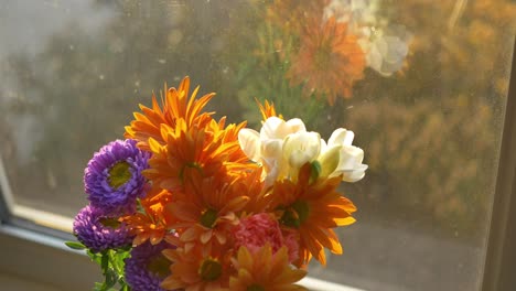 Pedestal-down-of-a-simple-flower-arrangement-in-a-windowsill