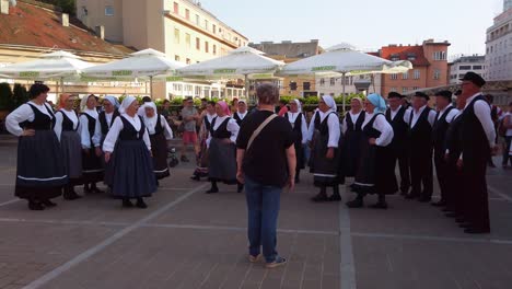 Folk-dance-group-performs-a-show-for-tourists-in-Zagreb,-Croatia