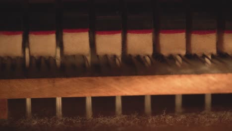 Nahaufnahme-Detail-Von-Klaviersaiten-Und-Hämmern,-Abstraktes-Musikvideo-Künstlerisches-Filmmaterial-Musikinstrument