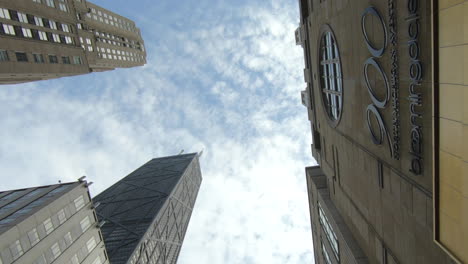 Niedrigwinkelansicht,-Gebäude,-Wolkenkratzer,-Hancock-Tower-Und-Wunderschöner-Blauer-Himmel-Und-Wolken,-Sanftes-Vergrößern