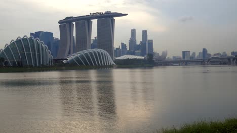 Landscape-city-view-of-Singapore-City-Center--Marina-Bay-with-iconic-building-of-Singapore-in-sunset-time