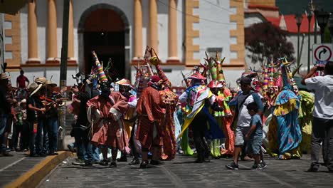 Bailarines-Mexicanos-Son-Llamados-Payasos-O-Tocotines-Es-Una-Forma-Religiosa-De-Celebrar-A-Santa-Maria-Magdalena-En-Su-Fiesta-Patronal-En-Xico-Veracruz-Mexico