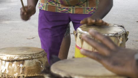 Nahaufnahme-Der-Hand-Eines-Afrikanischen-Mannes,-Der-Trommeln-Schlägt