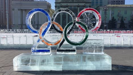 Anillo-Olímpico-Escultura-De-Hielo-Celebrando-Los-Juegos-Olímpicos-De-Verano-De-Tokio
