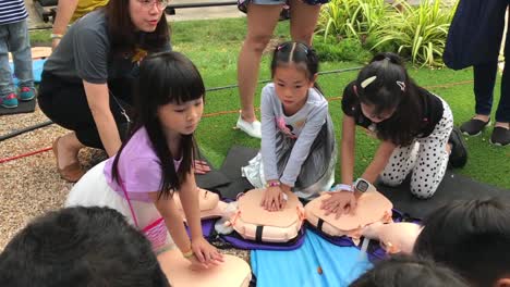 Children-learning-basic-CPR-in-the-event-of-Children's-day