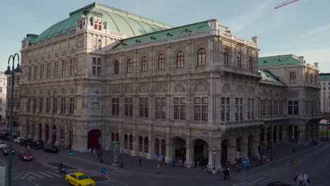 Vienna-opera-house,-long-shot-real-time