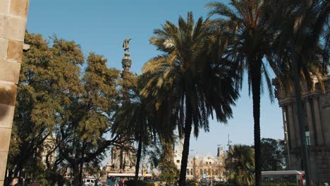Aufnahme-Von-Oben-Nach-Unten-Der-Kolumbus-Statue-In-Barcelona-Mit-Palmen-Im-Vordergrund