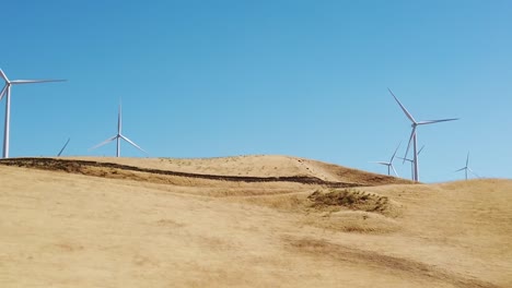 Windmills-up-close-in-slow-motion-in-California