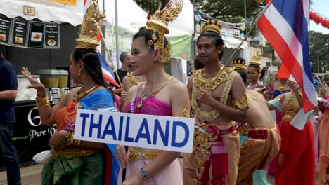 Desfile-De-Ropa-Tradicional-De-Tailandia-Durante-El-Festival-De-Buda-2018