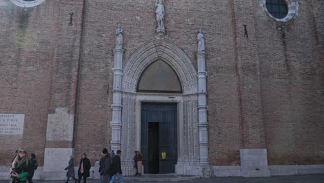 Tourists-in-front-of-the-Basilica-dei-Frari