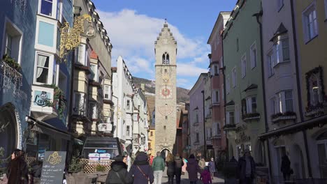 The-main-shopping-street-in-Sterzing-Vipiteno-on-a-busy-weekday